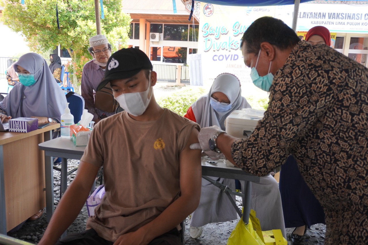 Wartawan dan Calon Jamaah Haji Lima Puluh Kota Jalani Vaksinasi Dosis Pertama
