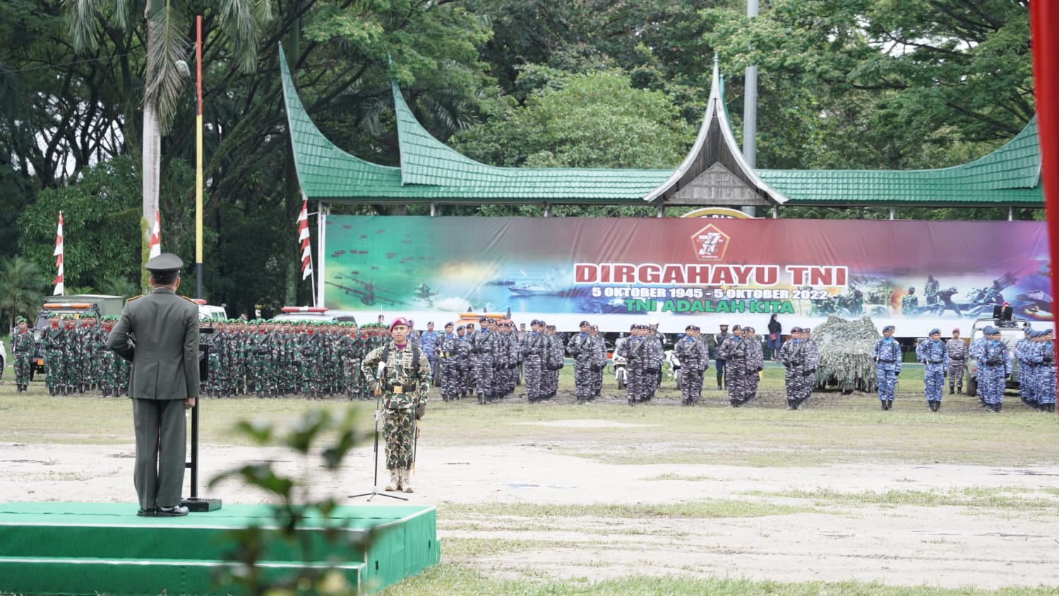 BERLANGSUNG KHIDMAT, BUPATI SAFARUDDIN HADIRI PUNCAK PERINGATAN HUT TNI KE-77 DI LAPANGAN IMAM BONJOL