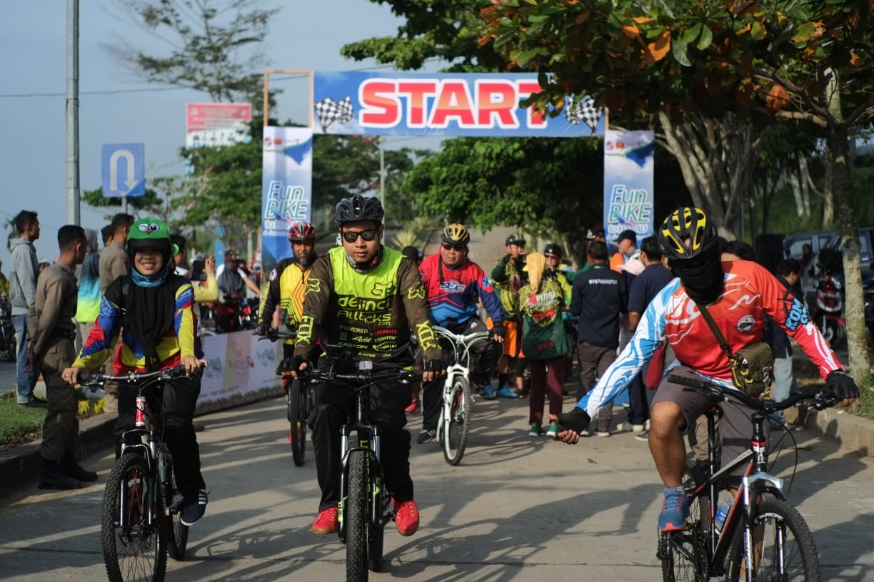 Ribuan peserta ramaikan event Fun Bike to Harau di Halaman Kantor Bupati Lima Puluh Kota Sarilamak.